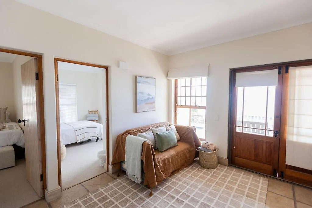Seia Dream Offers Stunning Ocean Views, Sunny Living Spaces, Plunge Pool And Terraces Perfect For Relaxing, Walk To Simons Town, Seaforth Beach, Boulders Beach Penguins, High Speed Internet, Smart Tv And Back Up Solar, Ideal For Families Or Remote Wo ケープタウン 別荘