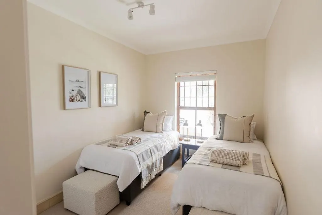 別荘 Seia Dream Offers Stunning Ocean Views, Sunny Living Spaces, Plunge Pool And Terraces Perfect For Relaxing, Walk To Simons Town, Seaforth Beach, Boulders Beach Penguins, High Speed Internet, Smart Tv And Back Up Solar, Ideal For Families Or Remote Wo ケープタウン