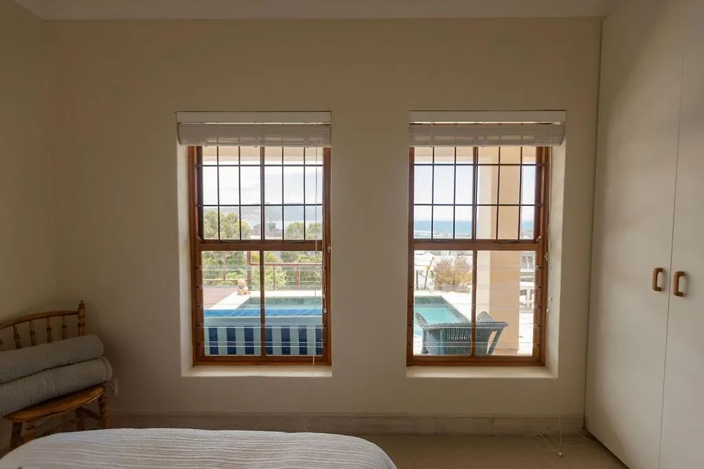 Seia Dream Offers Stunning Ocean Views, Sunny Living Spaces, Plunge Pool And Terraces Perfect For Relaxing, Walk To Simons Town, Seaforth Beach, Boulders Beach Penguins, High Speed Internet, Smart Tv And Back Up Solar, Ideal For Families Or Remote Wo ケープタウン 0*,